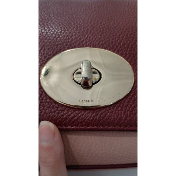 COACH Leather burgundy wine TurnKey flap Crossbody Golden chain strap 9.5x6.5in - Picture 4 of 12